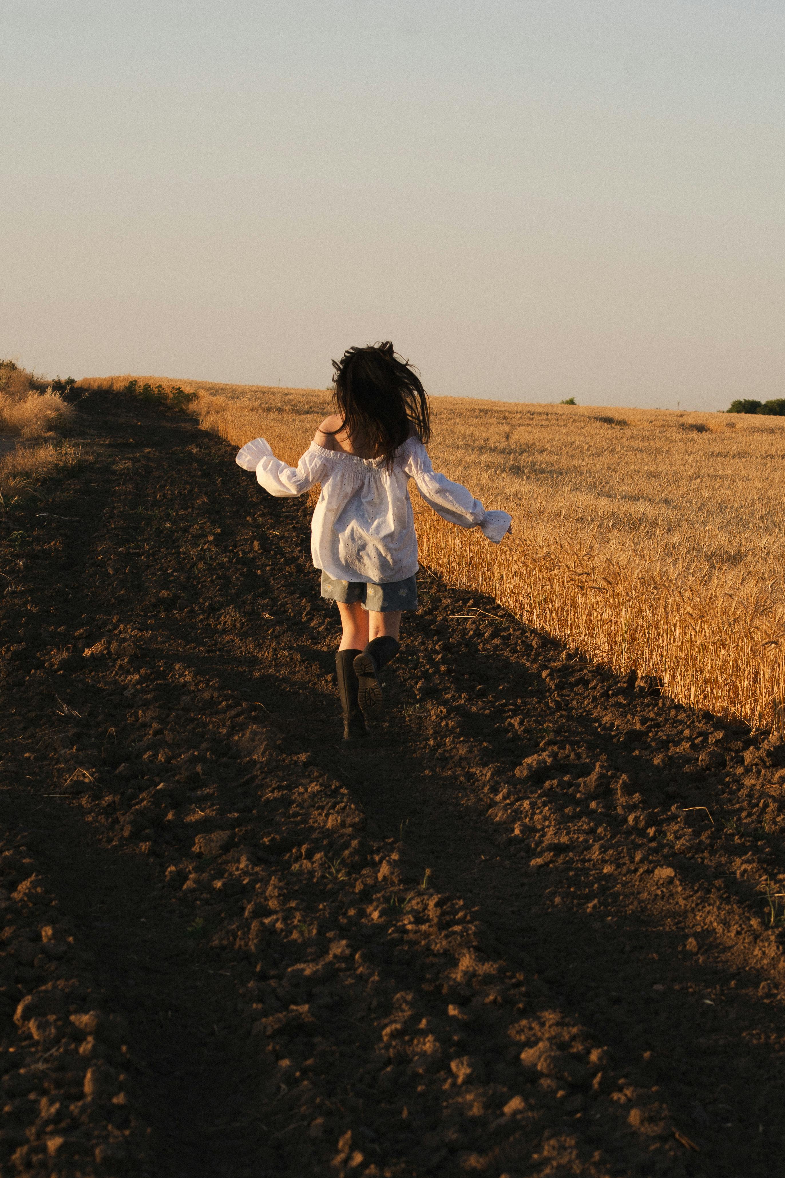 回廊尽头的钟海报